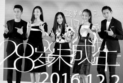 张艺谋女儿贺岁档和父亲打擂:执导《28岁未成年》