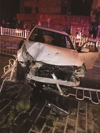 盐城一婚庆主持人 撞上护栏当场身亡