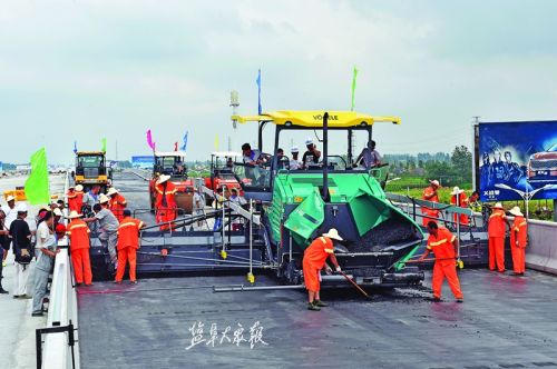 盐城市内环高架桥上沥青路面试验段开始摊铺