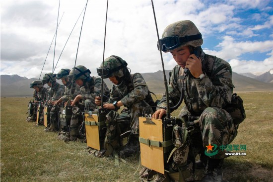 通信兵进行设备测试,检查通信网络。 8月上旬,陆军第13集团军某高炮团机动数千公里,在海拔4000多米的西北大漠,展开多场陆空对抗演练。该团充分发挥高炮和地空导弹的不同性能特点,采取灵活机动的战术,以弹炮结合的方式,高效抗击了各型敌机的多样化进攻,锤炼了官兵们的战斗技能,推进了团队整体战斗力的提升。(胡靖 余博 郭朋摄影报道)