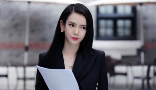 戚哥在《你好喬安》中換上了黑長直 !