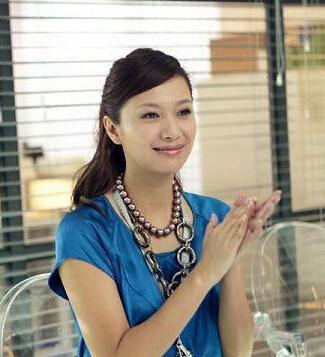 戚哥在《你好喬安》中換上了黑長直 !