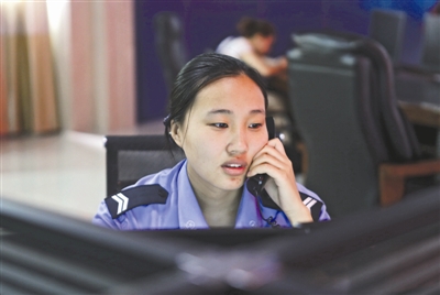 8月11日,工作岗位上的魏丹 摄影记者 刘海韵