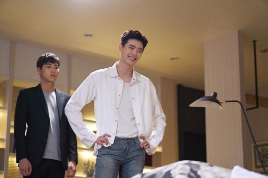 《W-两个世界》李钟硕时尚 戏内戏外演绎型男