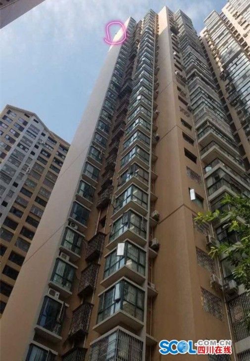 达州一男子爬32楼欲轻生 惊险时刻被救下(图)