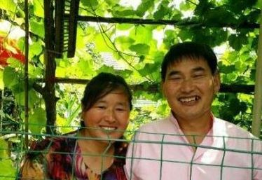 "大衣哥"朱之文与老婆合影 夫妻二人神撞脸 网友:老乡