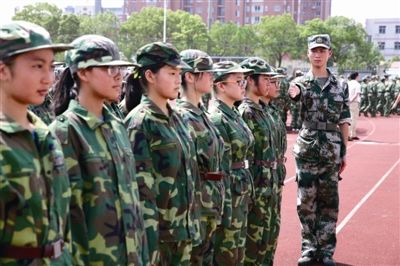南通海门高一新生军训开始 磨炼意志提高素质