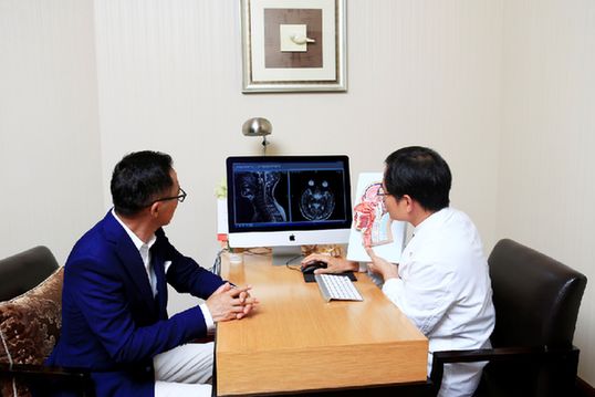 图为郑博士为汪潮涌解读核磁共振mri体检结果