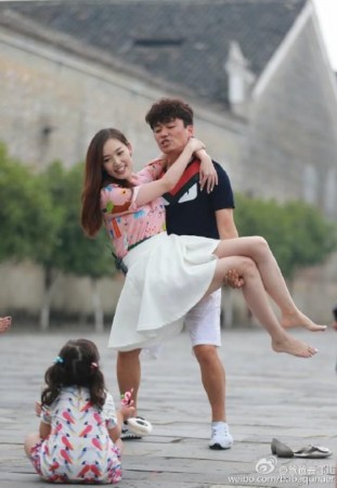 差距!这边王宝强马蓉闹离婚 那边贾乃亮曝与李