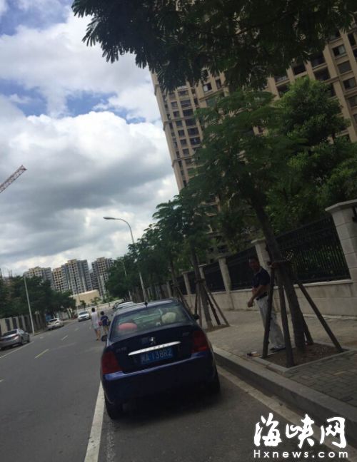 福州亭头支路非机动车道被私设停车位 警方进