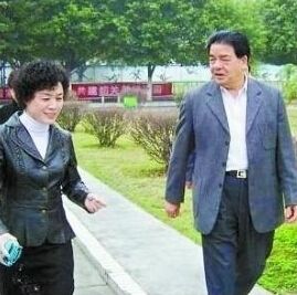 宝强财产恐遭马蓉平分 亲子鉴定包养女学生离