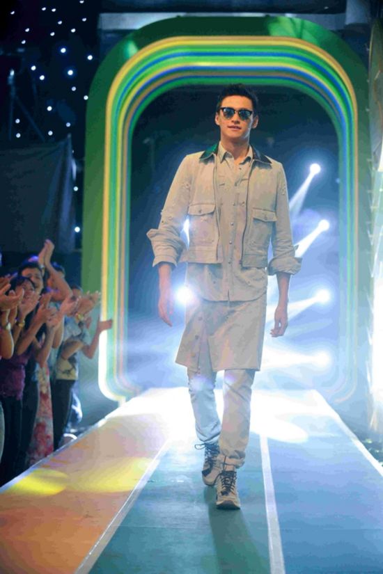 孙杨《中国冠军范》谈母亲落泪 模仿傅园慧表情包