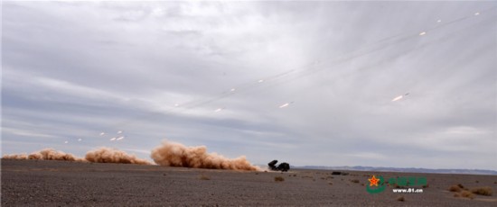 某炮兵旅大漠演练拉了一火车火箭炮(组图)