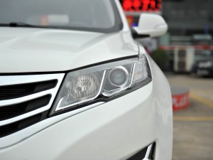 陸風(fēng)<a href=http://www.arpwindows.com target=_blank class=infotextkey>汽車</a> 陸風(fēng)X5 2016款 Plus 1.5T CVT創(chuàng)享版