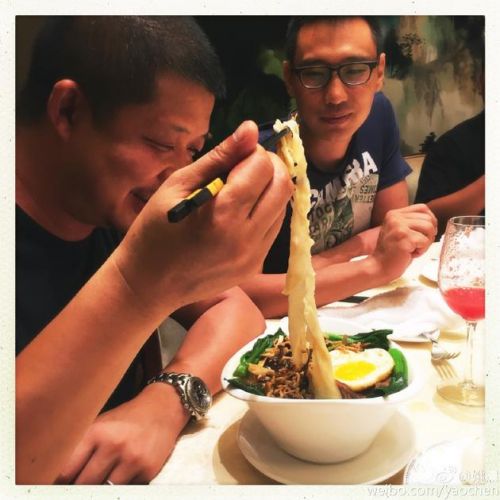 姚晨晒照为老公庆生 曹郁看镜头憨笑很开心