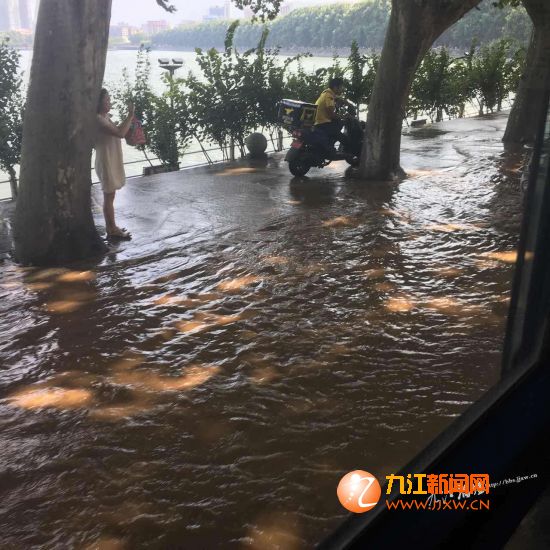 九江浔阳路水管破裂致泥水漫路 通行受阻供水