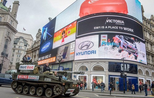 奇葩 舌王 用舌舔游遍全欧洲 盘点另类旅行者(