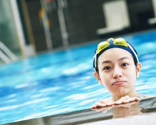 陈妍希挺孕肚游泳 怀孕4个月游泳锻炼身体 网