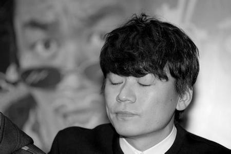 王宝强站在法院门口掉下了眼泪 赴法院起诉细