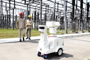 镇江首台变电站智能巡检机器人在丹阳上岗