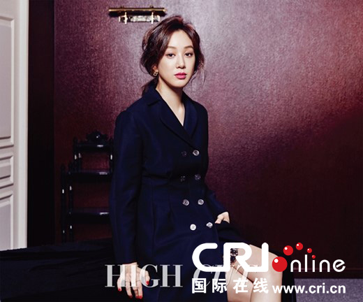 郑丽媛魅惑红唇变冷艳女神 手抵下巴玩中性风