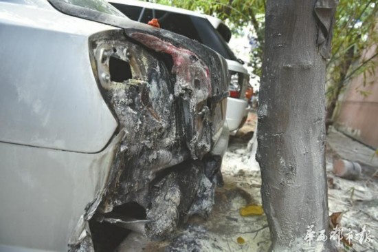 成都:七月半鬼节前夕惊现鬼火烧毁汽车