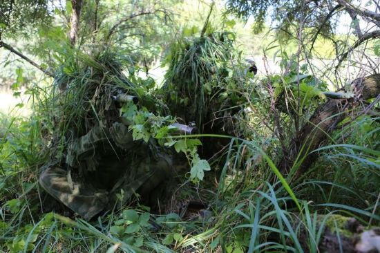 俄军狙击手伪装术高明 遁身草丛难辩认(高清组