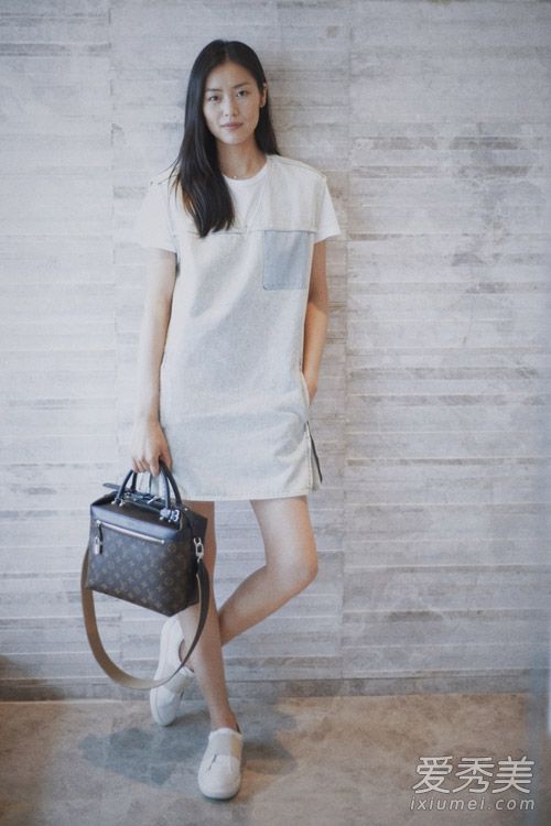 刘雯最新街拍 表姐穿衣简单有范