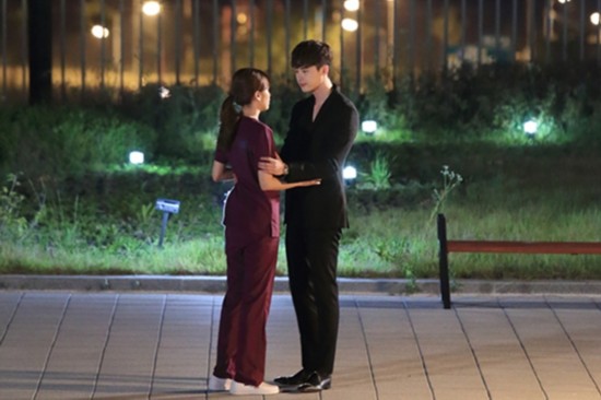 《W-两个世界》有爱瞬间盘点 李钟硕韩孝周一