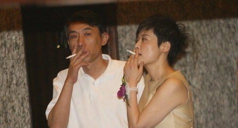 女老总抽烟_动漫头像男生抽烟图片