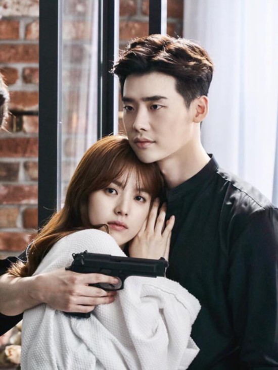 《W-两个世界》有爱瞬间盘点 李钟硕韩孝周“一言不合就kiss”【组图】--河南分网--人民网