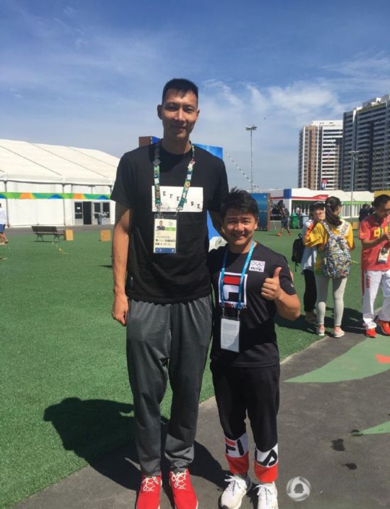 陈一冰成合影帝 与易建联合影上演最萌身高差