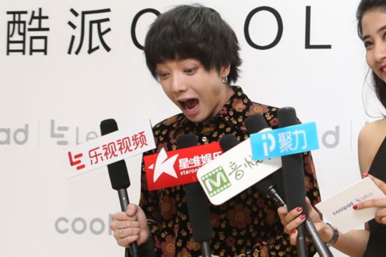 华晨宇重现傅园慧表情 赞洪荒少女最可爱