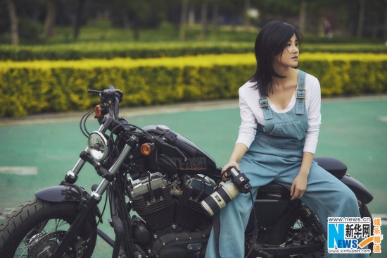 清凉又时髦 杨子姗示范夏日阔腿背带裤