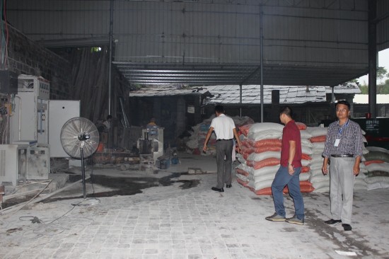 玉东区夜查企业防范环境风险隐患