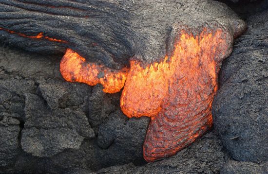 夏威夷火山爆发 高温熔浆流淌成奇观(高清组图