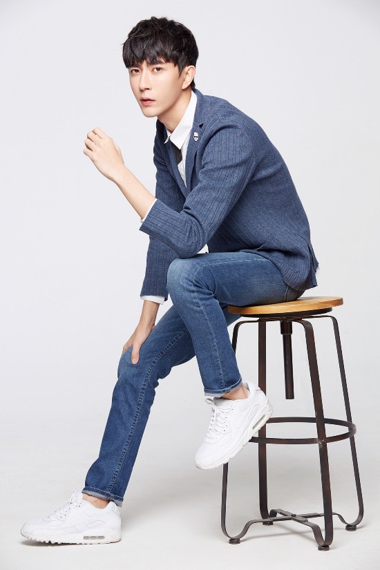 于朦胧最新学院风写真--山东频道--人民网