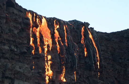 夏威夷火山爆发 高温熔浆流淌成奇观(高清组图