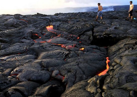 夏威夷火山爆发 高温熔浆流淌成奇观(高清组图