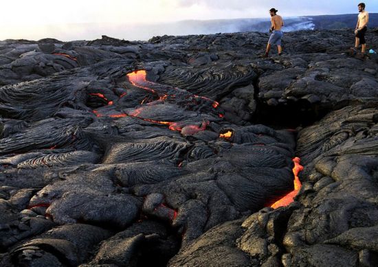 夏威夷火山爆发高温熔浆流淌成奇观高清组图2