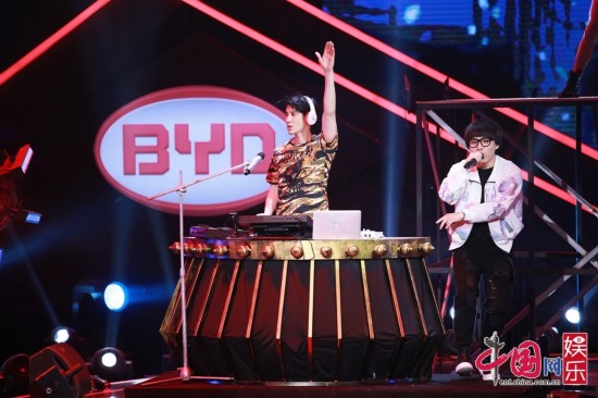 王力宏打碟秒变DJ 王炸对战化身拳击手