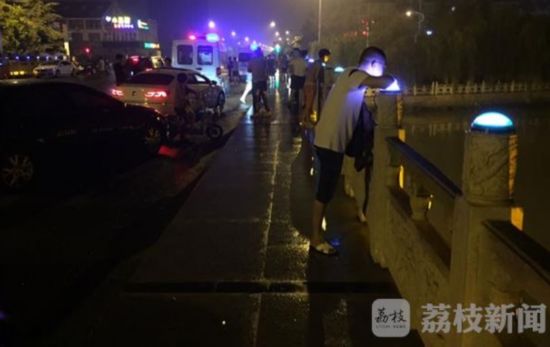 淮安一白衣女子夜间跳河失踪 至今下落不明     记者赶到现场时,桥上