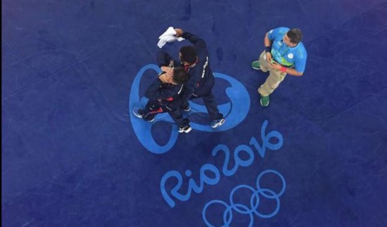 蒙古教练脱光衣服抗议奥运会判罚 只剩内裤