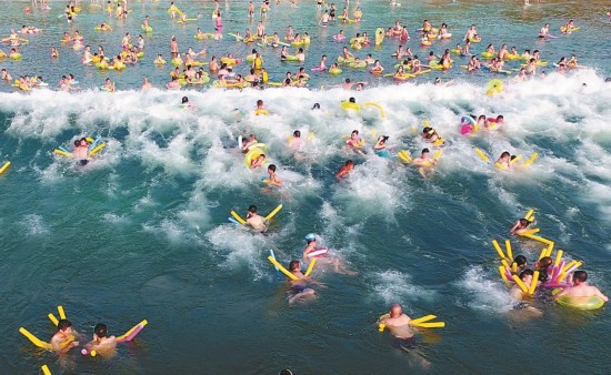 秋老虎凶猛 四川8月五大景区超200万人次乘