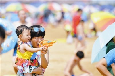 滨海新区东疆湾沙滩景区迎客流高峰 踏沙逐浪