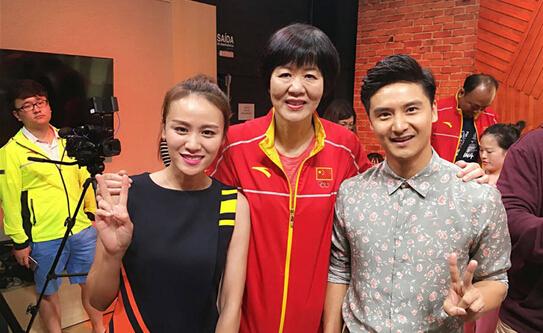 田亮与女排队员合影身高遭调侃网友:穿增高鞋