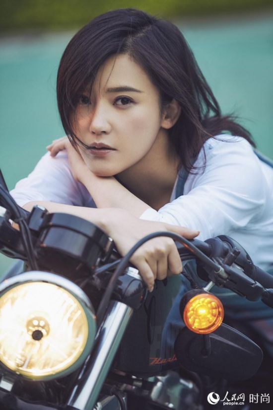 清凉又时髦 杨子姗示范夏日阔腿背带裤