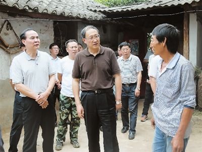 在会泽县调研脱贫攻坚工作时强调,要切实增强紧迫感,责任感和使命感