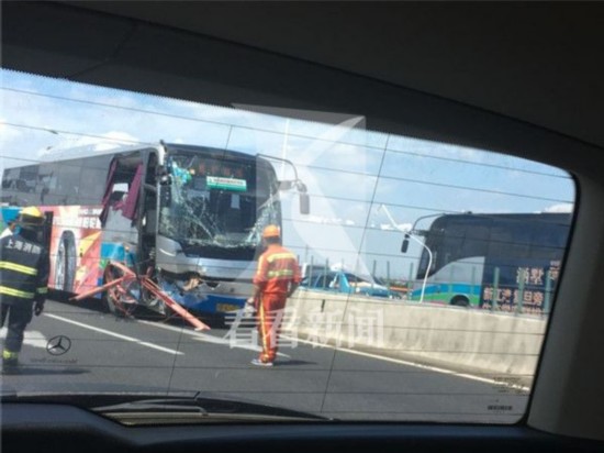 上海一辆机场大巴在中环高架撞护栏 已致2人死