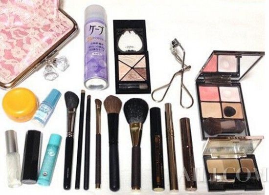 窥探日本女生化妆包里有何神器?